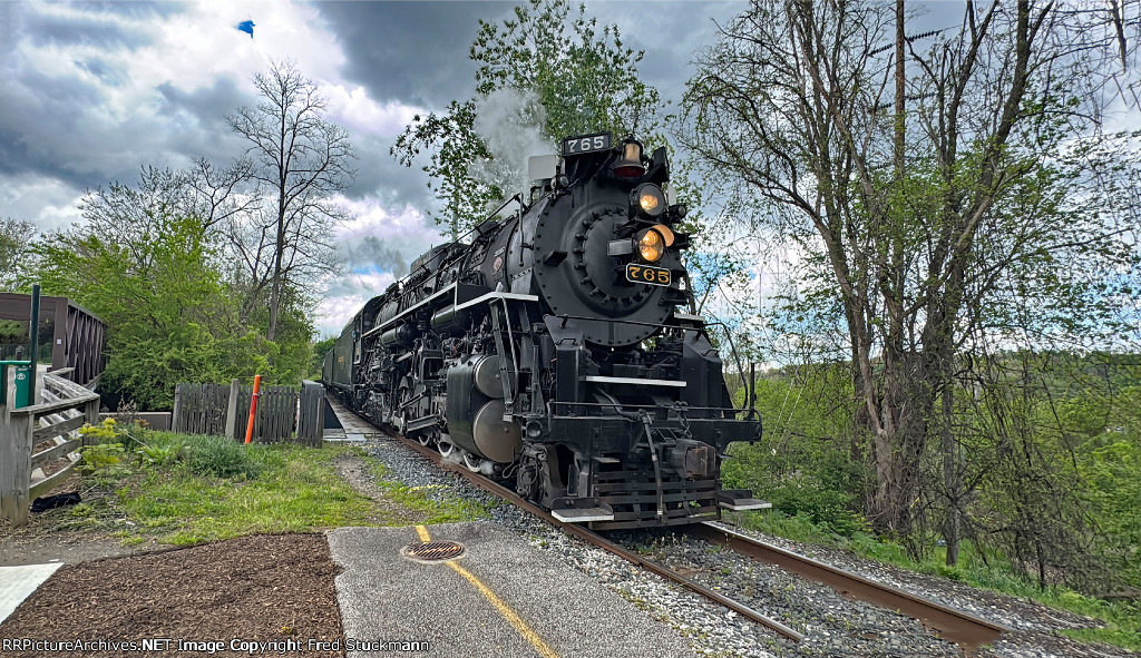 NKP 765 arrives a bit later and starts past the platform.